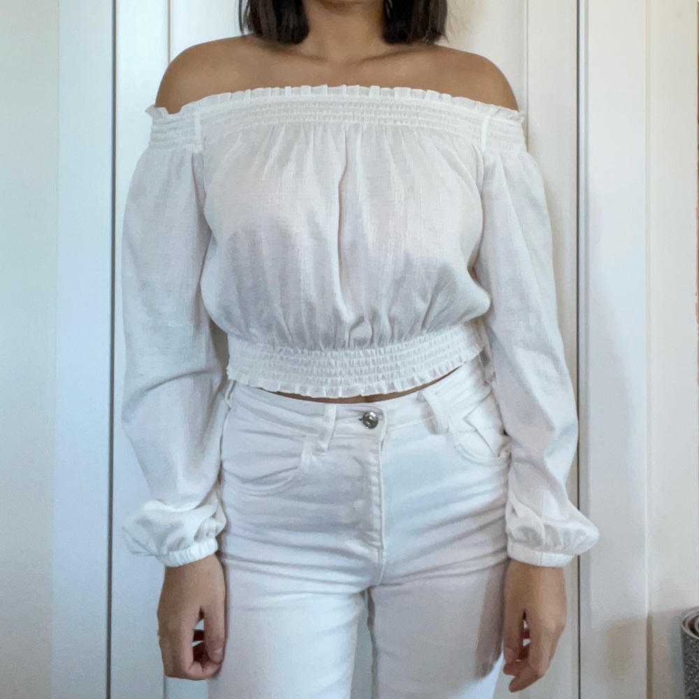 Off shoulder cropped top